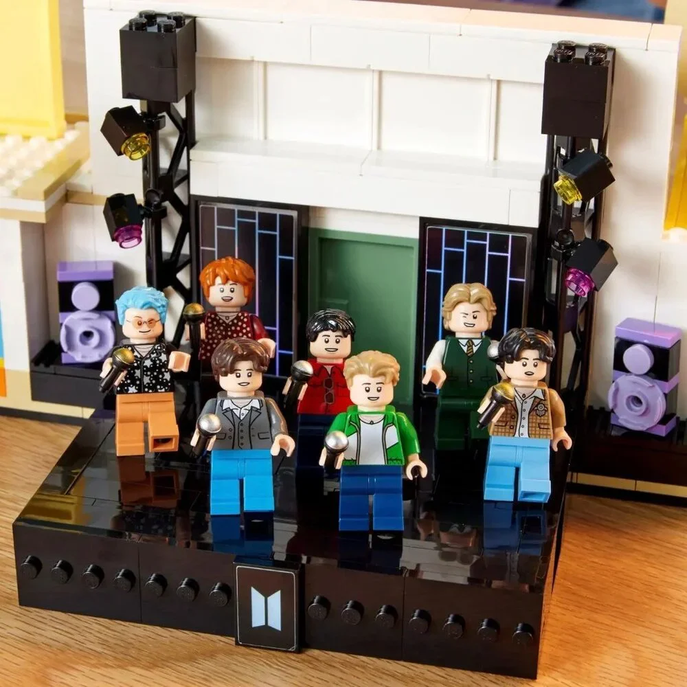 LEGO BTS Dynamite Music Video Set 21339 K-Pop Icons Ideas Retired 749 Pc NEW!